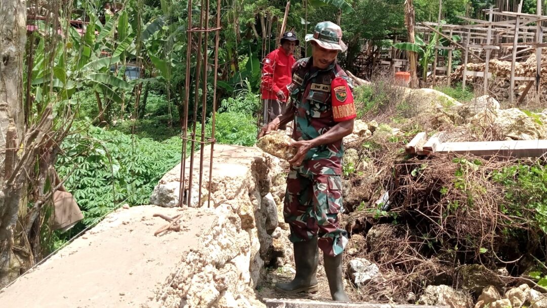 Hadir Ditengah Warga, Babinsa Biak Kota Bantu Pembangunan Pagar Gereja GKI Efrat Darfuar