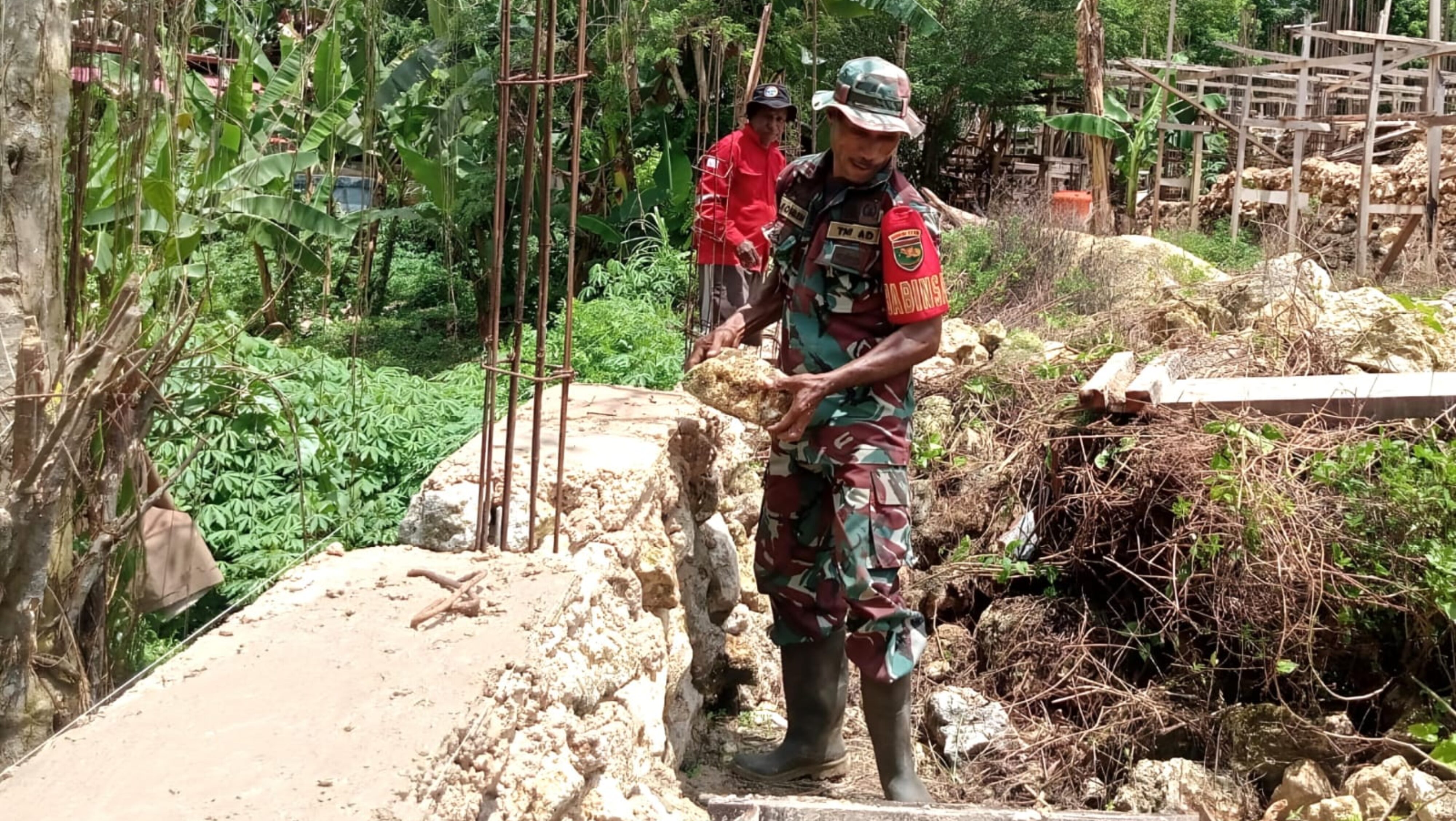 Hadir Ditengah Warga, Babinsa Biak Kota Bantu Pembangunan Pagar Gereja GKI Efrat Darfuar