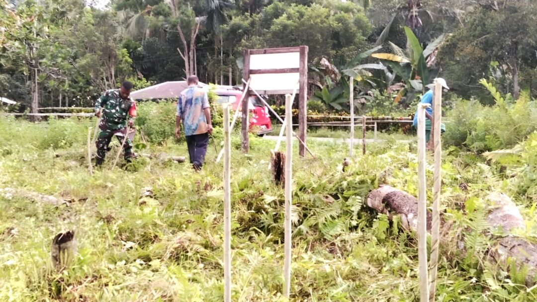 Semangat Kebersamaan, Babinsa Biak Utara Bersama Warga Bersihkan Lokasi Pembangunan Koperasi