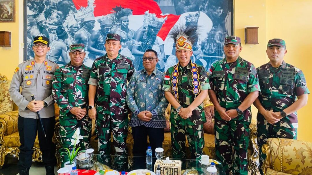 Kasdam XVII/Cenderawasih Disambut Adat Biak saat Kunker dan Penutupan TMMD Ke-128