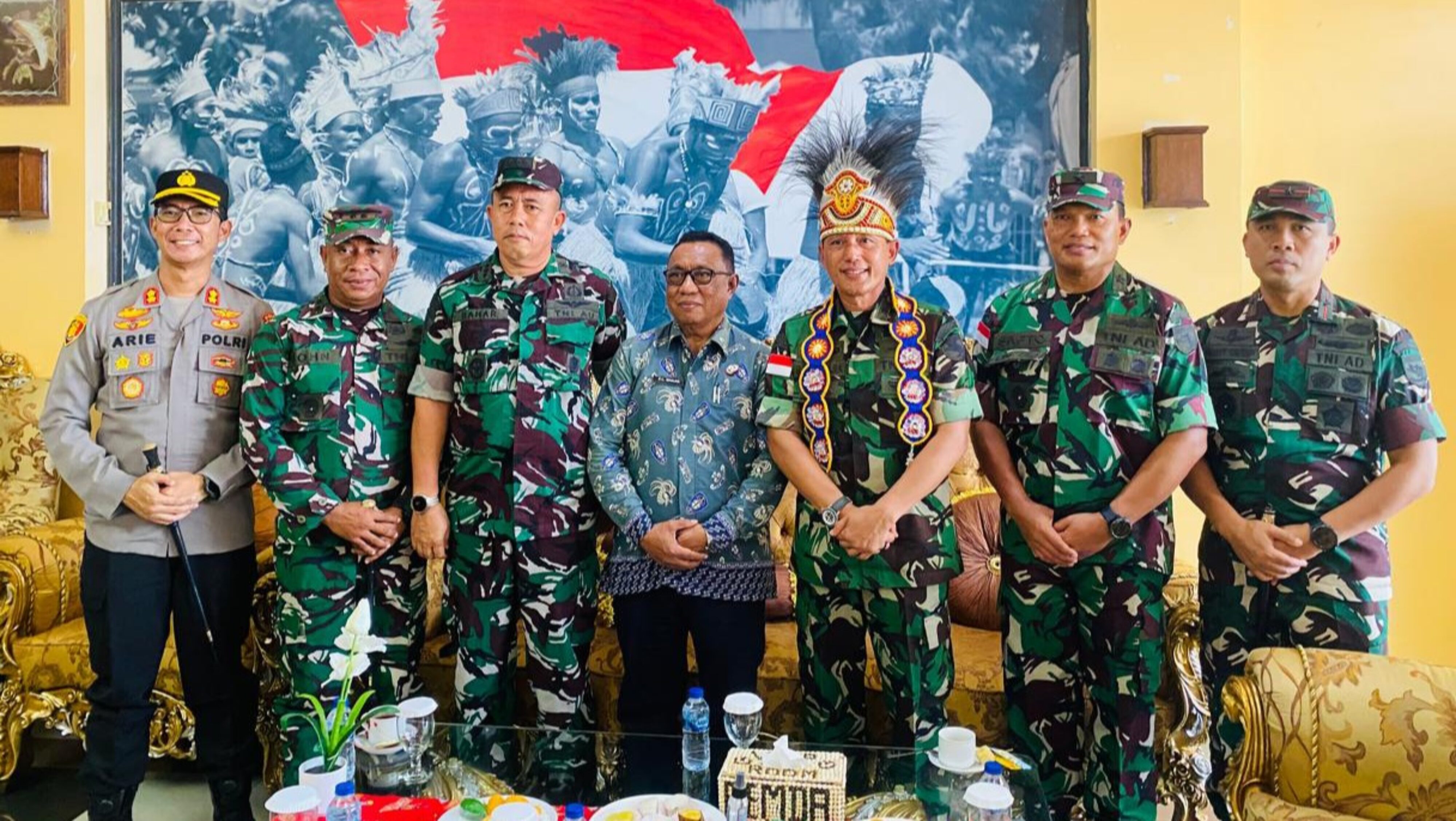 Kasdam XVII/Cenderawasih Disambut Adat Biak saat Kunker dan Penutupan TMMD Ke-128
