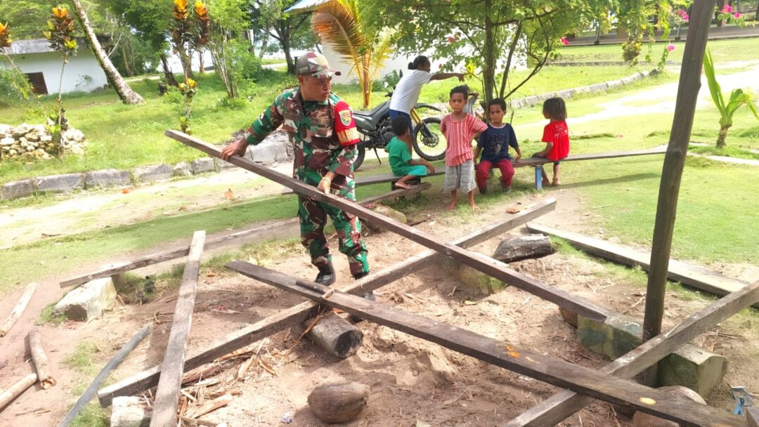 Cegah Bahaya Roboh, Babinsa Supiori Utara Bantu Pembongkaran Pondok Milik Warga