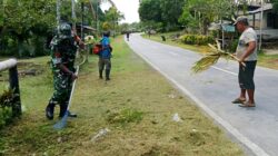 Tumbuhkan Semangat Gotong-Royong, Babinsa Bersama Warga Bersihkan Rumput di Bahu Jalan