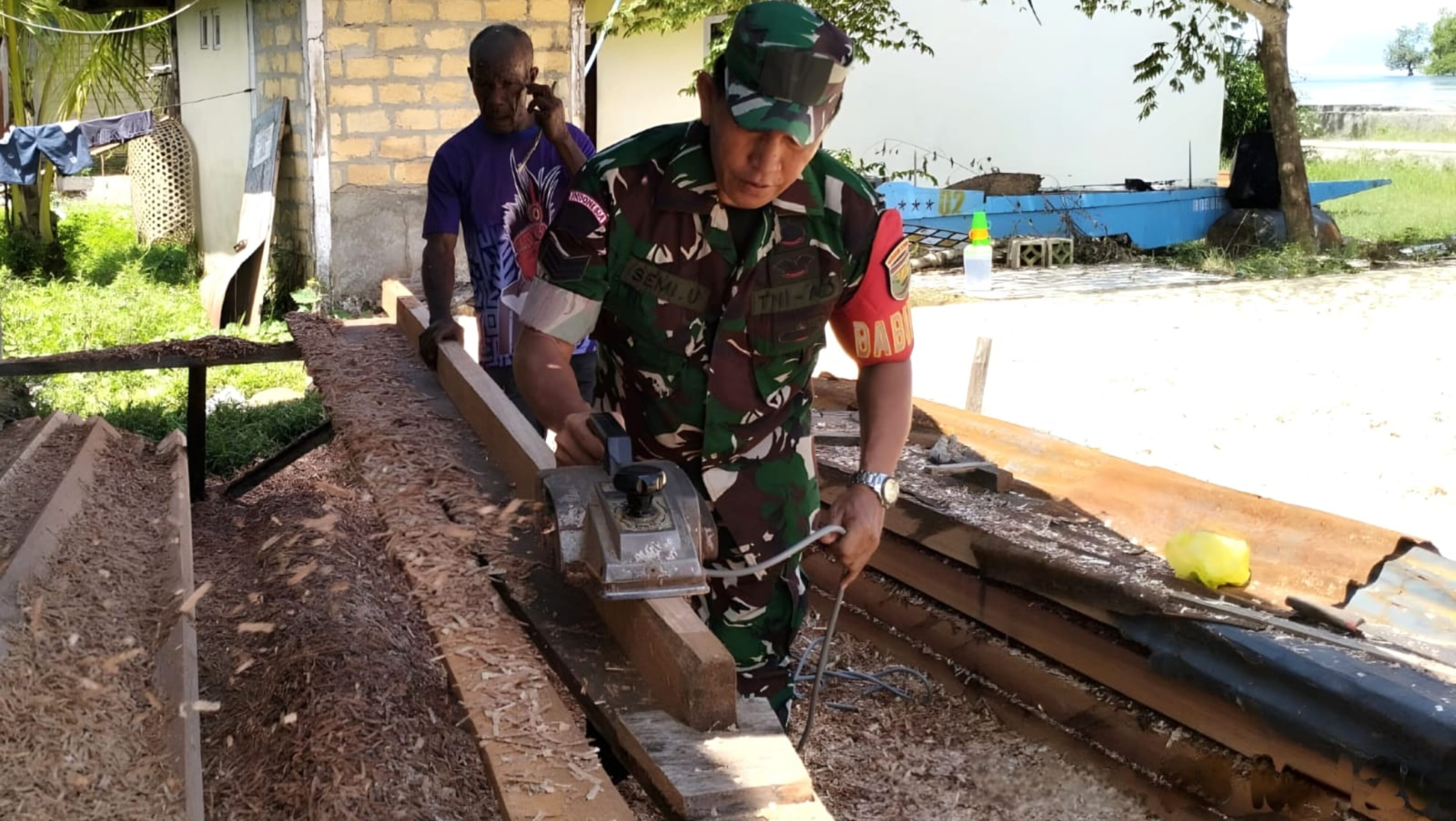 Hadir di Tengah Warga , Babinsa Bantu Serut Kayu untuk Pembangunan Kios