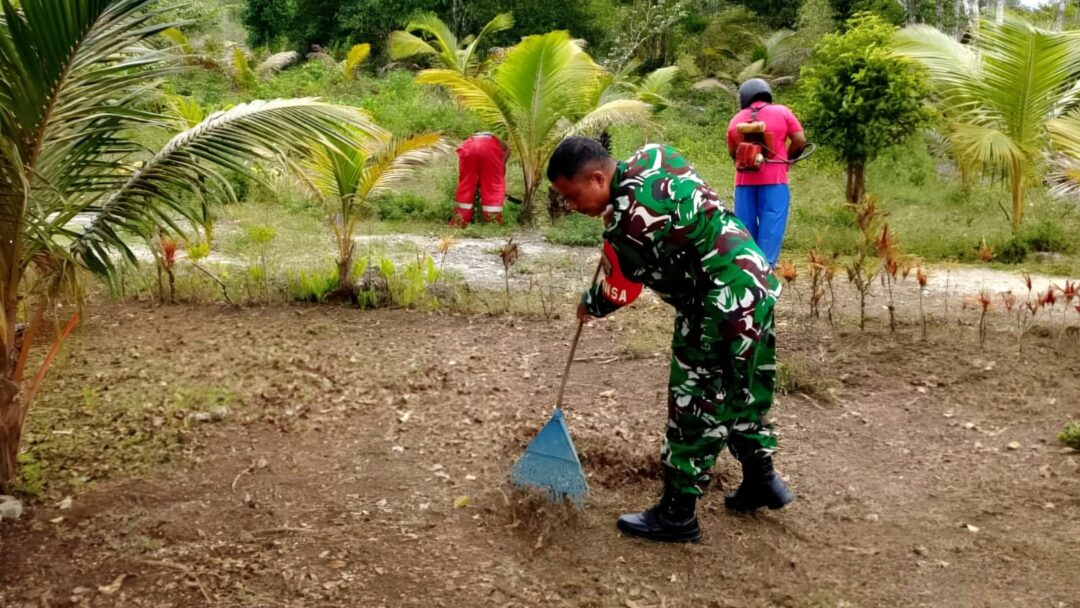 Wujud Kepedulian dan Semangat Gotong-Royong, Babinsa Bantu Warga Bersihkan Halaman Rumah