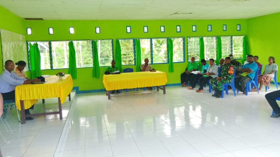 Babinsa Biak Barat Hadiri Musyawarah Rencana Pembangunan Pagar Umum Desa Andey
