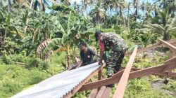 Pererat Kemanunggalan TNI-Rakyat, Babinsa Supiori Utara Bantu Pemasangan Atap Rumah Warga