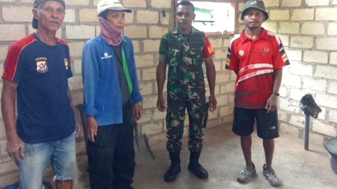 Babinsa Biak Kota Bantu Pembangunan Rumah Warga di Samofa