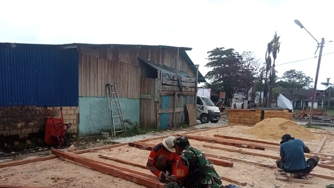 Babinsa Supiori Selatan Bantu Warga Bangun Rumah di Kampung Fanindi