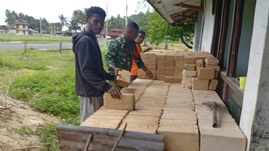 Semangat Kebersamaan, Babinsa Bantu Warga Pindahkan Batu Tela untuk Renovasi Rumah