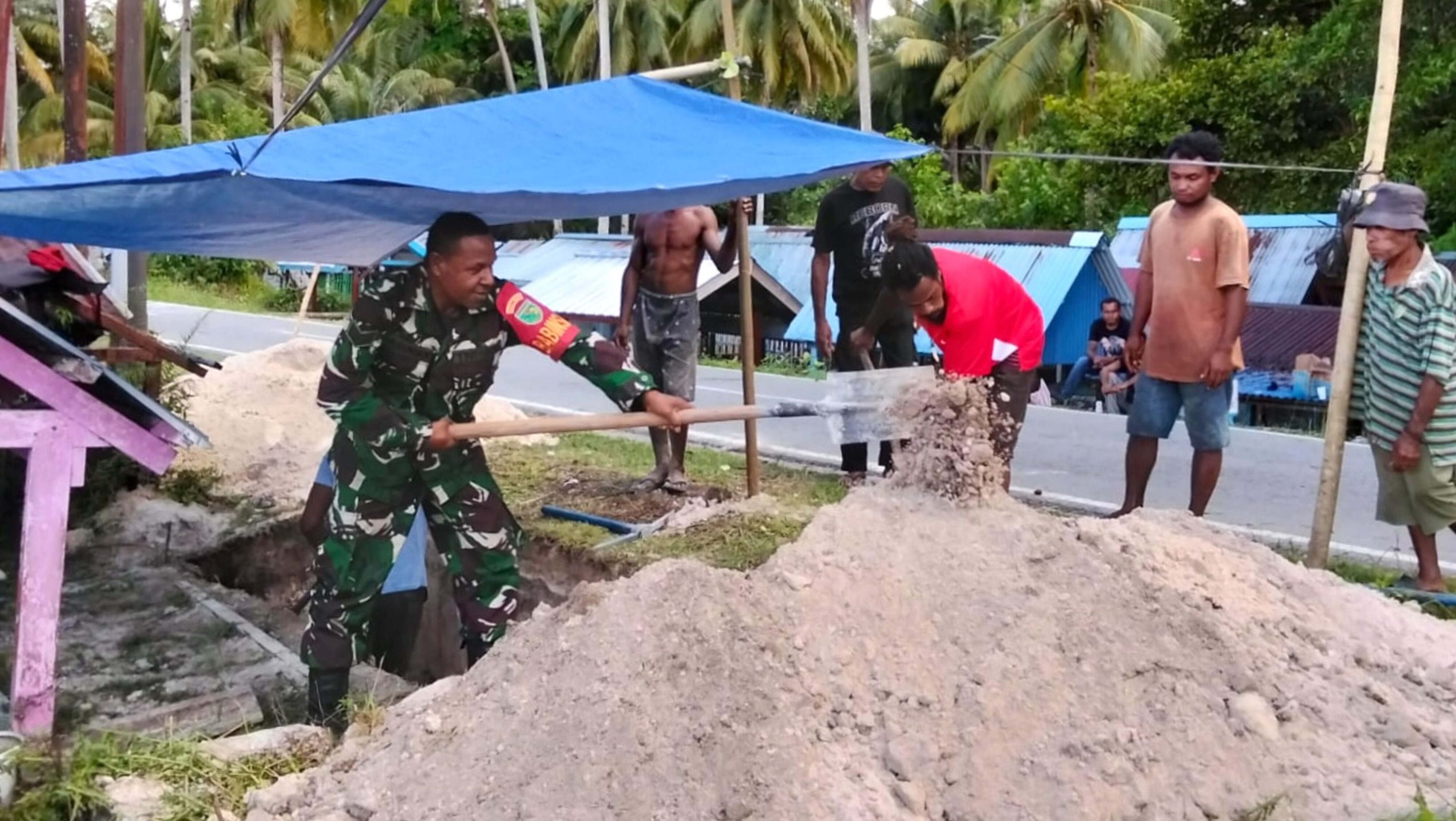 Wujud Kepedulian, Babinsa Bantu Penggalian Liang Kubur Warga