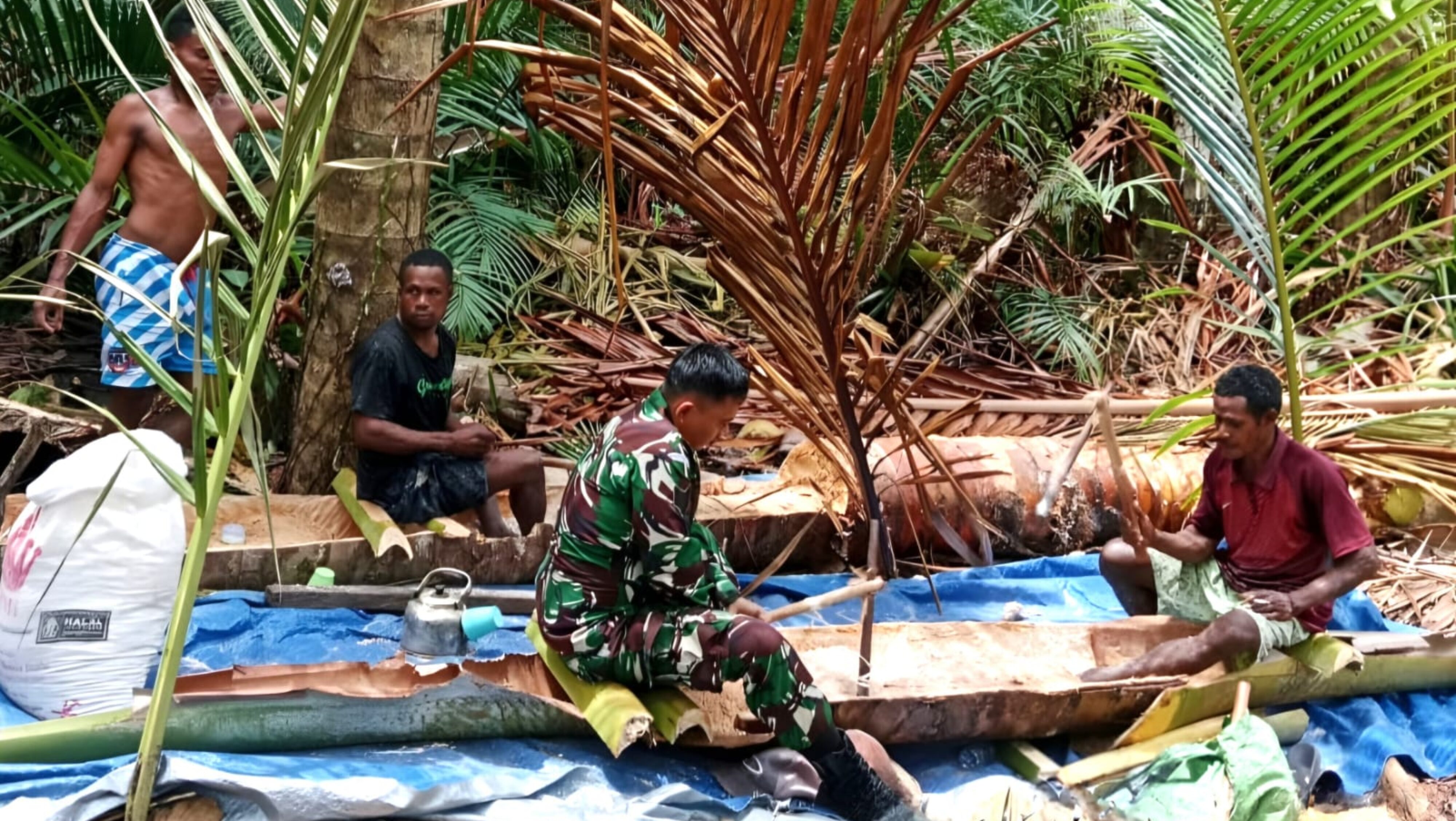 Jaga Kebersamaan dan Budaya Lokal, Babinsa Warsa Bantu Pengolahan Sagu Warga
