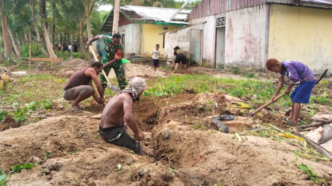 Babinsa Warsa Bersama Warga Gotong-Royong Bersihkan Lokasi Pembangunan Gerai KDKMP