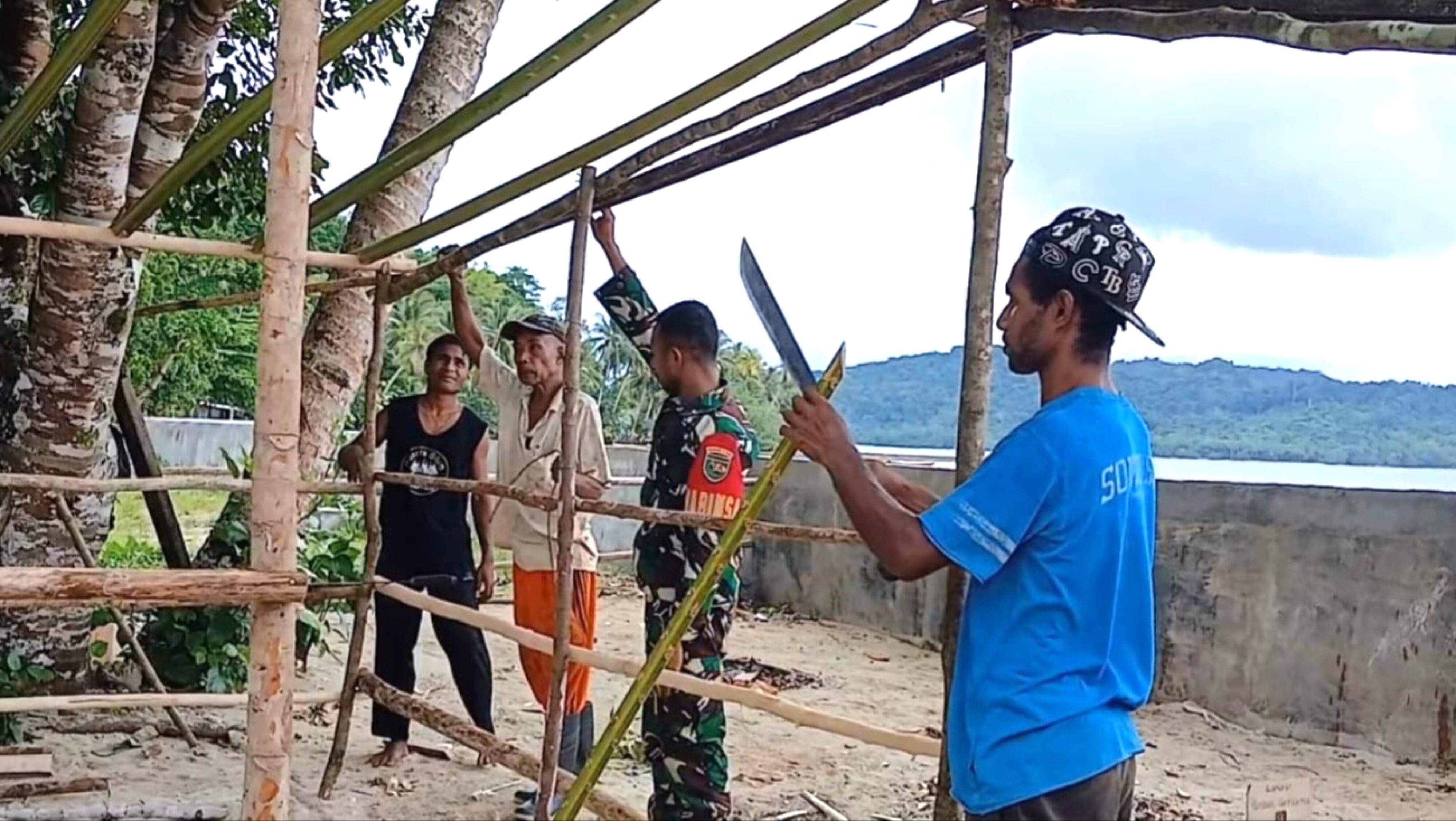 Babinsa Supiori Utara Bantu Warga Bangun Pondok Persiapan Sasi di Laut