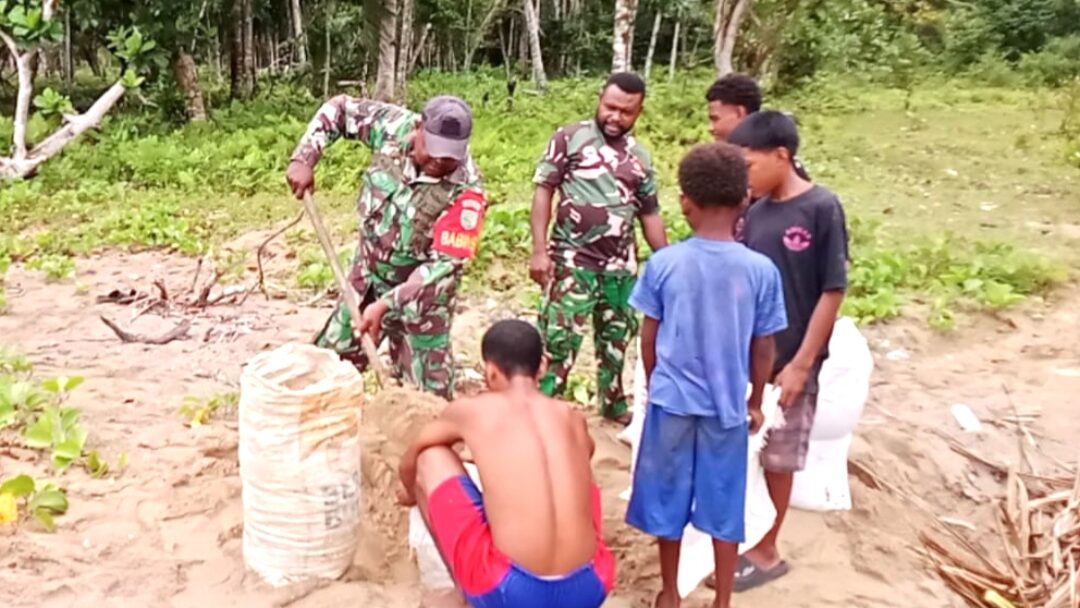 Babinsa Biak Utara Bantu Warga Ambil Pasir untuk Pondasi Rumah