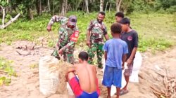 Babinsa Biak Utara Bantu Warga Ambil Pasir untuk Pondasi Rumah