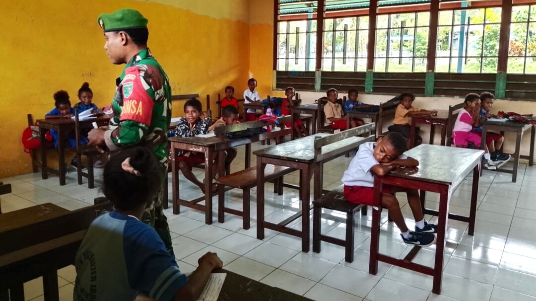 Babinsa Biak Timur Berikan Wasbang dan Materi Berhitung kepada Murid SD Eben Haezer Ibdi