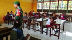 Babinsa Biak Timur Berikan Wasbang dan Materi Berhitung kepada Murid SD Eben Haezer Ibdi