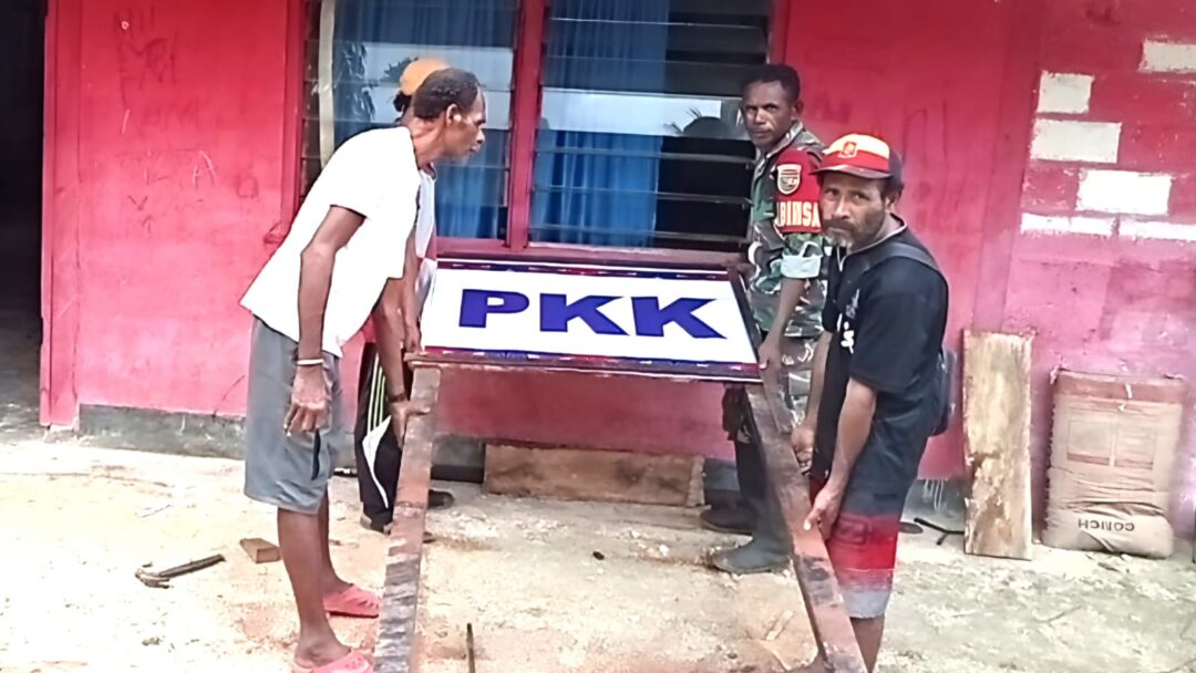 Permudah Warga Kenal Fasilitas Kampung, Babinsa Bantu Pemasangan Papan Nama PKK
