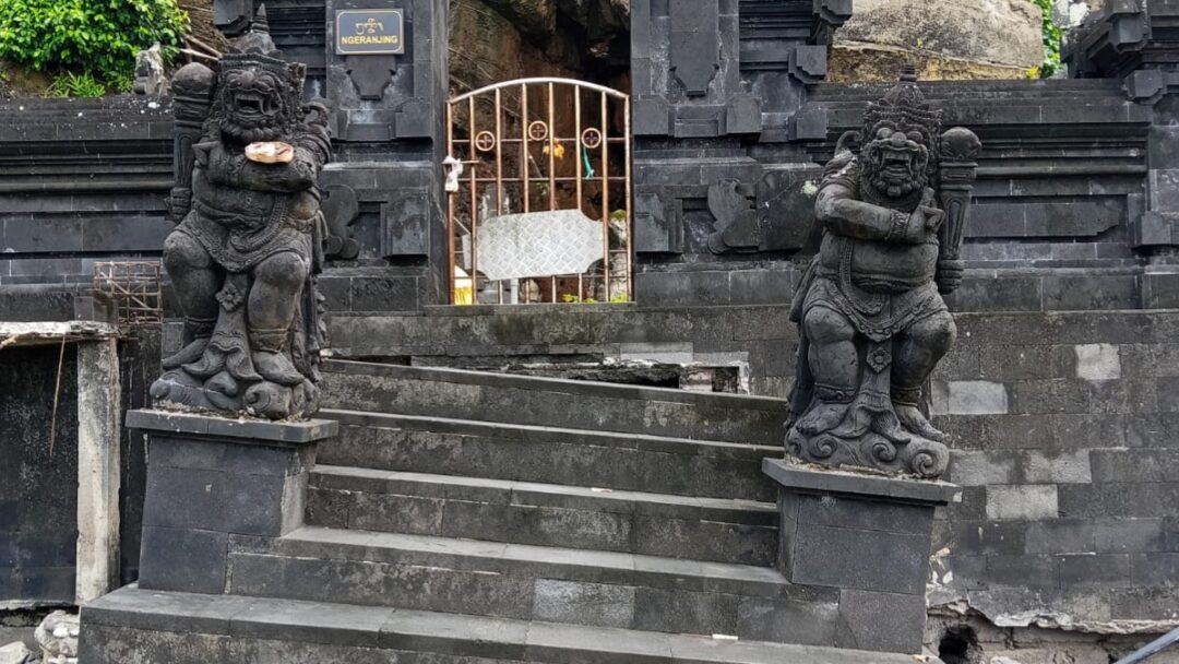Abrasi di Rambutsiwi Jembrana Kian Parah, Bangunan Pura Tirta Nyaris Ambruk!