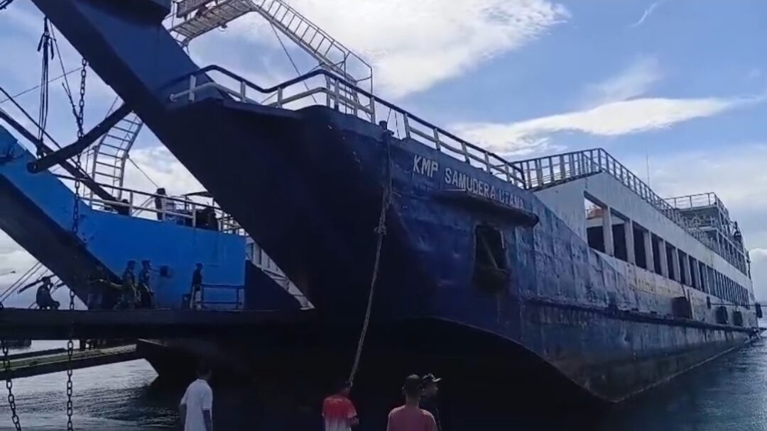 KMP Samudra Utama Kandas di Selat Bali, Antrean Kendaraan Mengular