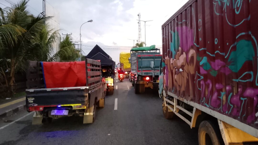 Jelang Idul Adha dan Long Weekend, Truk-Bus Mengular hingga Kantor Lurah Gilimanuk