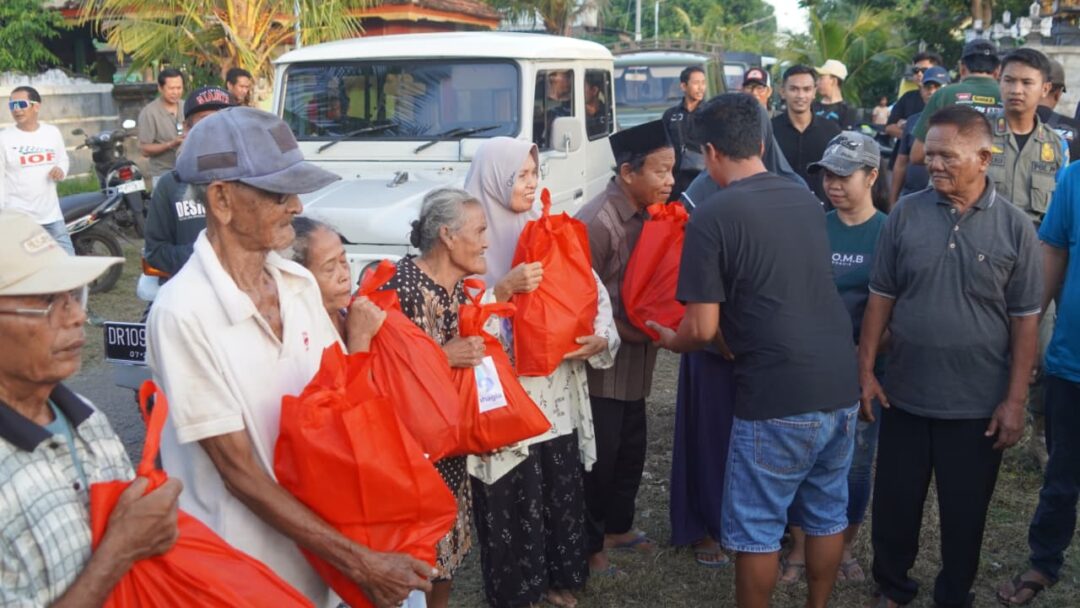 Melali Sambil Berbagi, Sahabat Hardtop Negaroa Berbagi Paket Sembako Di Gilimanuk
