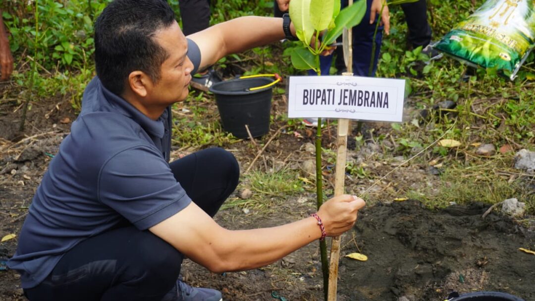 Bupati Kembang Hartawan Canangkan BBGRM Dan HKG PKK ke-54 Di Pantai Keramat: “Gotong Royong Adalah Nafas Bernegara”