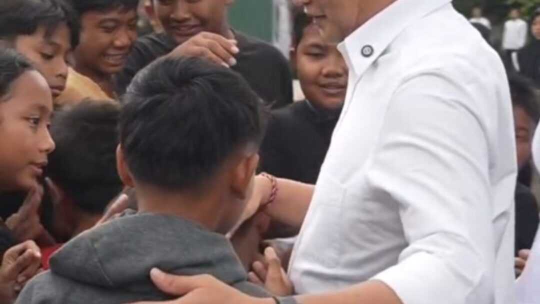Momen Hangat , Bupati Jembrana Berbagi Kisah Hidup Susah Bersama Anak-Anak Kurang Mampu