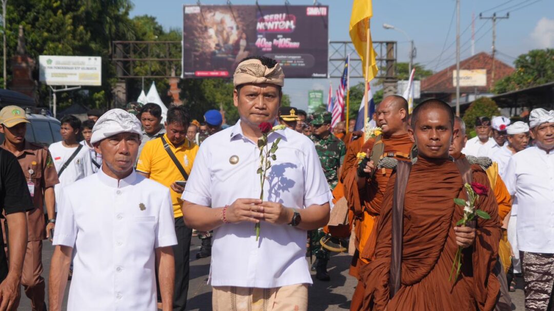 Bupati Kembang Iringi Keberangkatan 58 Bhikkhu Thudong Dari Bali Menuju Jawa