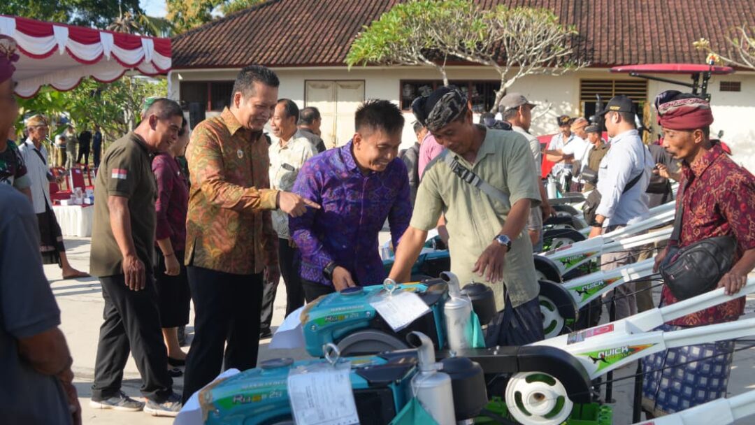 Serahkan Bantuan Traktor, Bupati Kembang Pacu Modernisasi Pertanian Di Jembrana