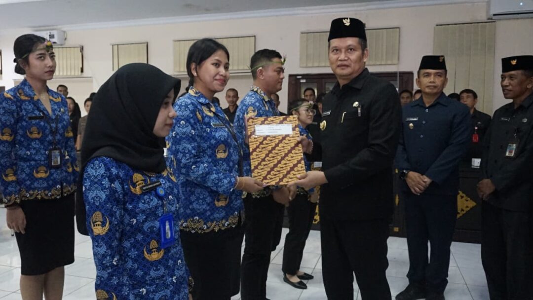 Lantik Pejabat Tinggi Dan PNS, Bupati Kembang Tekankan Integritas Dan Responsivitas Di Media Sosial