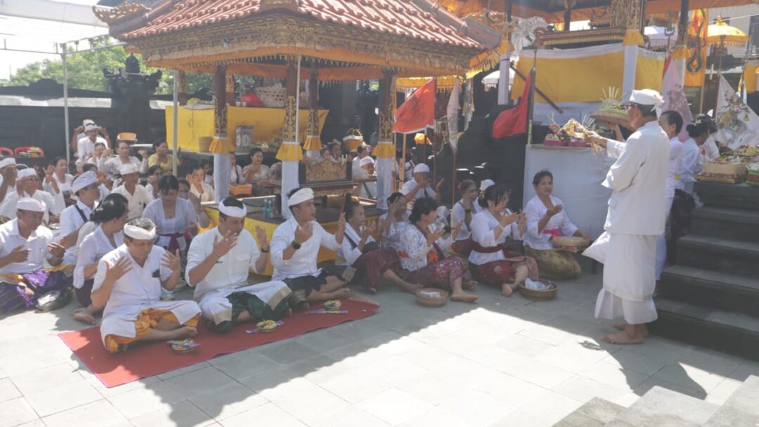 Wabup Ipat Hadiri Pujawali Pura Melanting Pasar Umum Negara, Doakan Stabilitas Ekonomi Jembrana