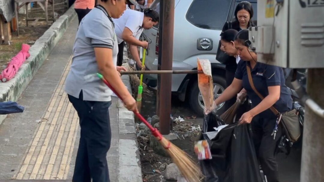 Jaga Kenyamanan Pasar Tradisional, ASN Pemkab Jembrana Hadir Gelar Aksi Gotong Royong Di Peken Ijo Gading
