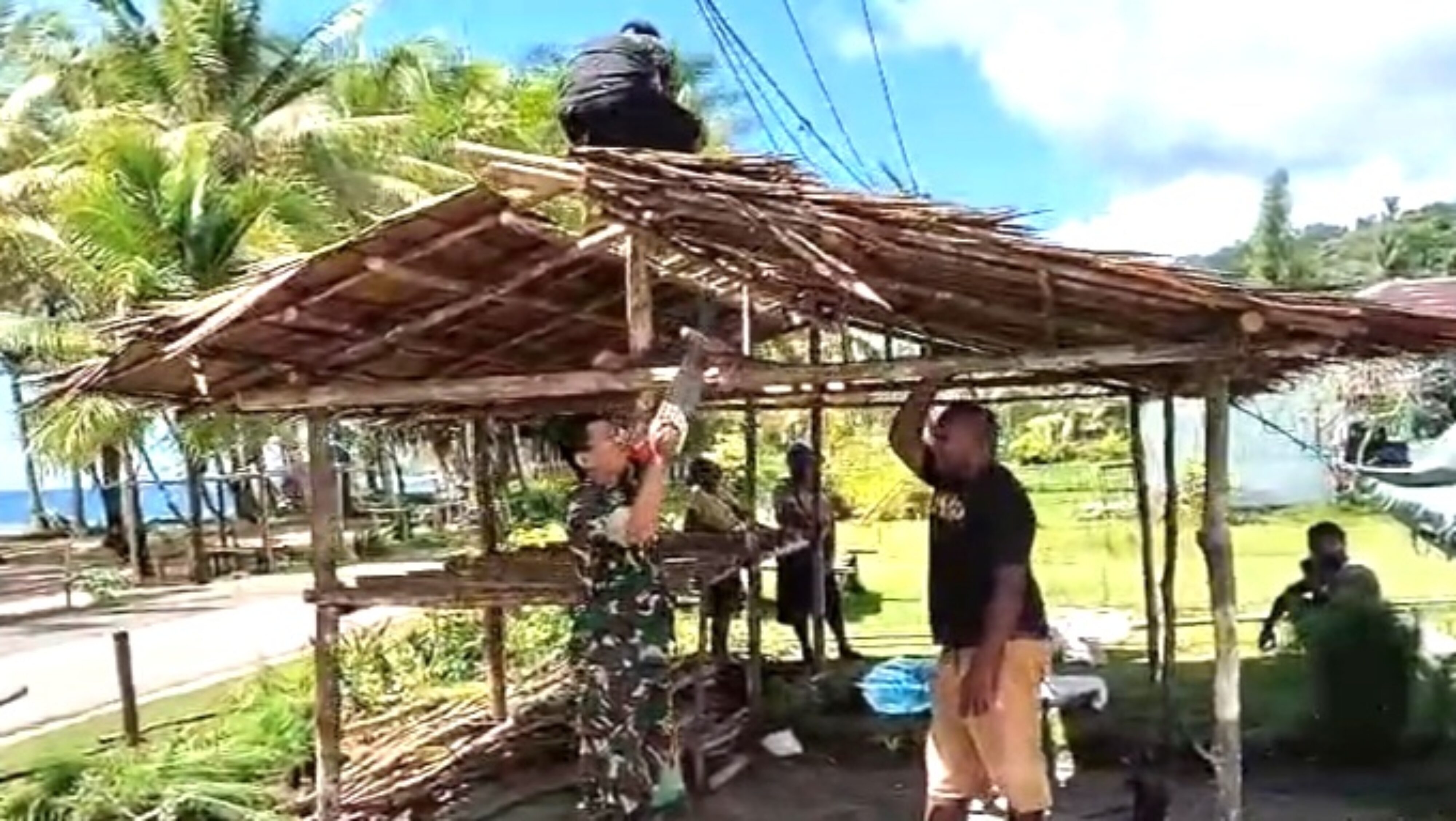 Babinsa Warsa Gotong-Royong Bantu Warga Bangun Pondok Jualan