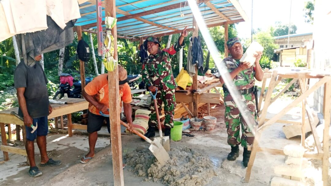 Wujud Kebersamaan, Babinsa Biak Timur Bantu Pembangunan Rumah Ketua Klasis