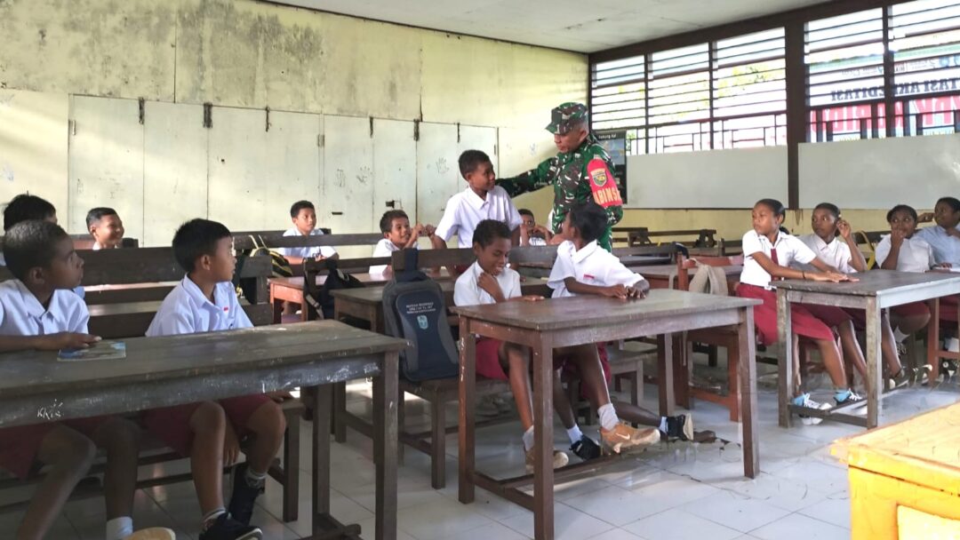Bangun Generasi Berkarakter, Babinsa Berikan Wasbang dan Motivasi Belajar kepada Murid SD