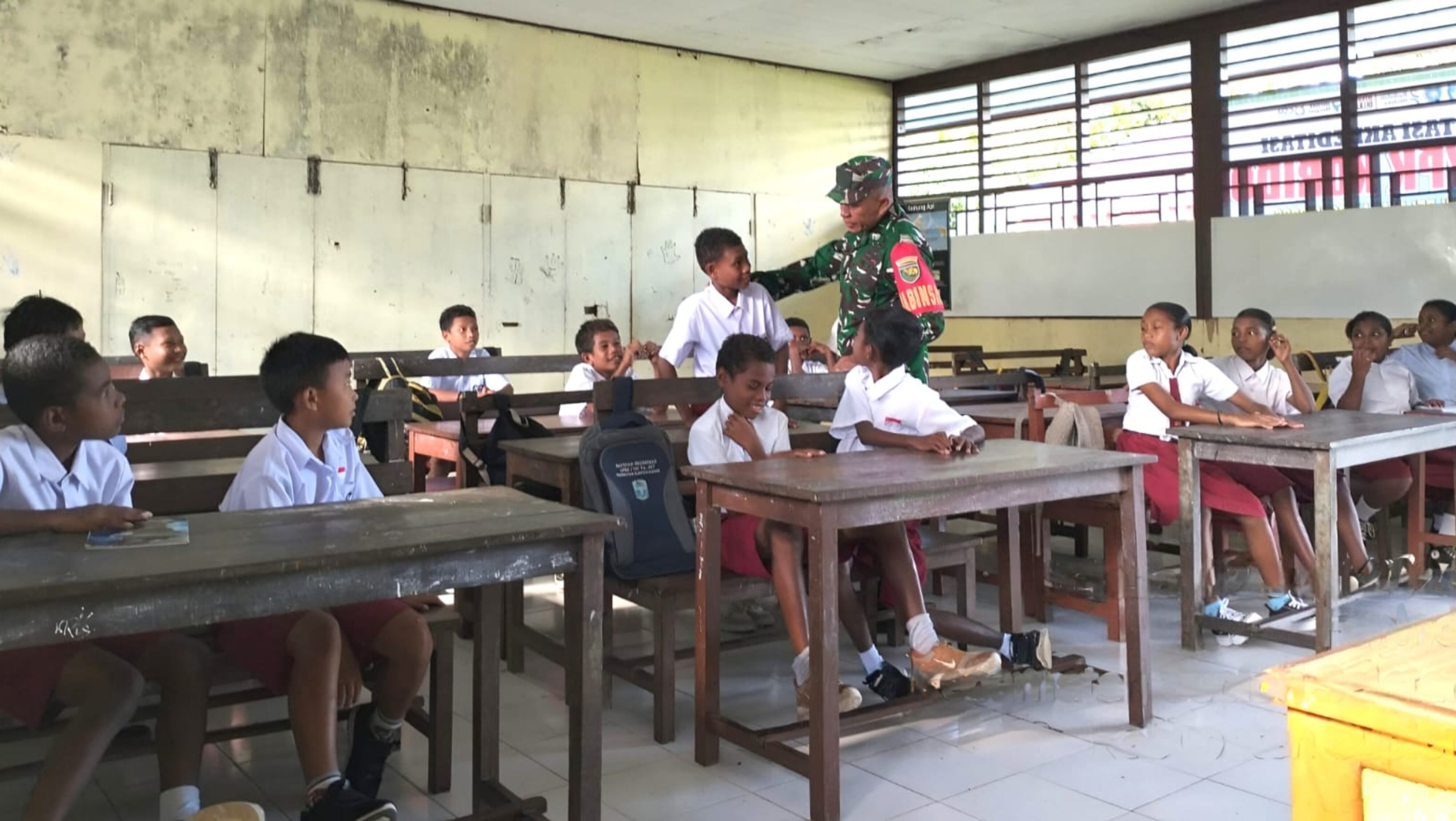 Bangun Generasi Berkarakter, Babinsa Berikan Wasbang dan Motivasi Belajar kepada Murid SD