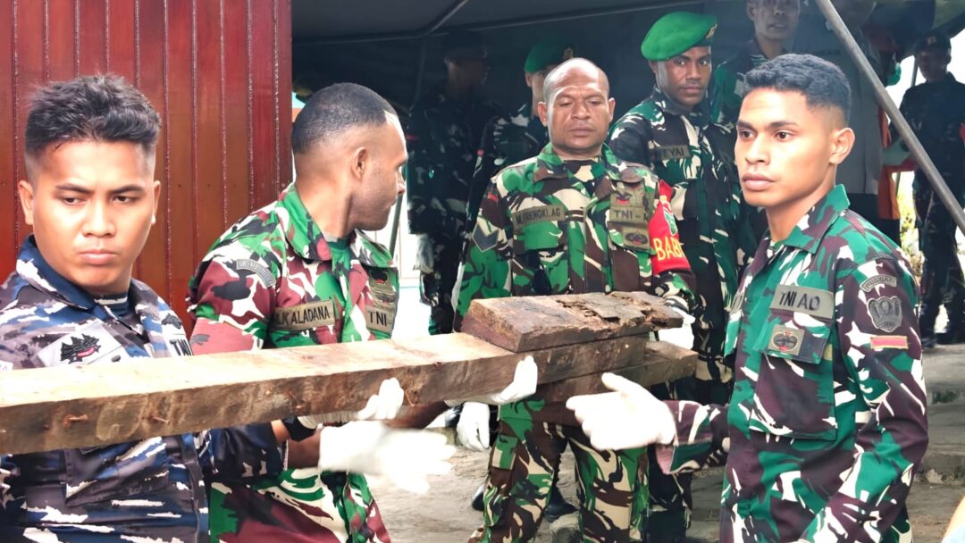 Kodim 1708/BN Bersama Tim Gabungan Bersihkan Puing-Puing Rumah Terdampak Ledakan di Biak