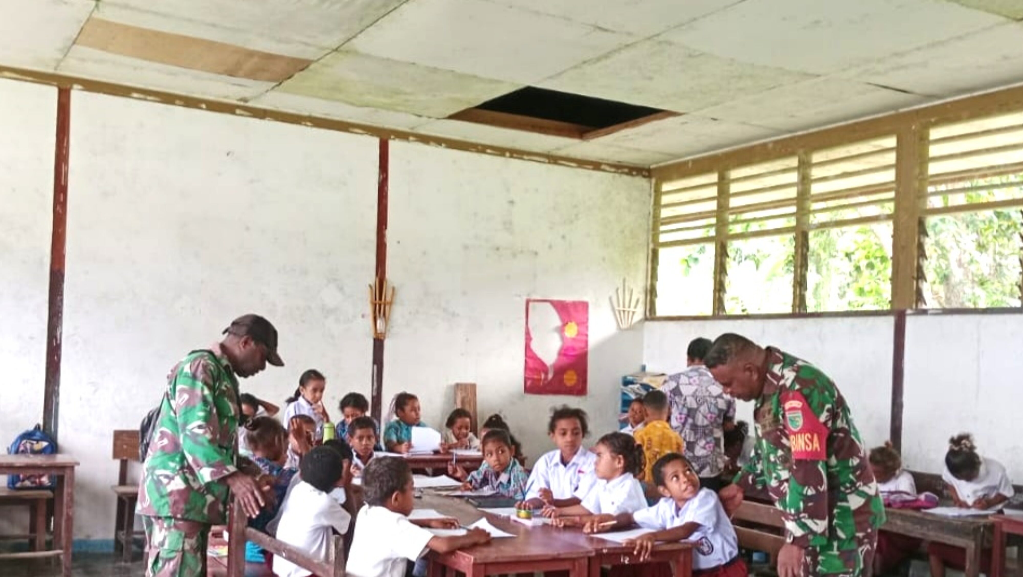 Babinsa Biak Timur Pantau Ulangan Semester Murid SD YPK Karmel Bosnik