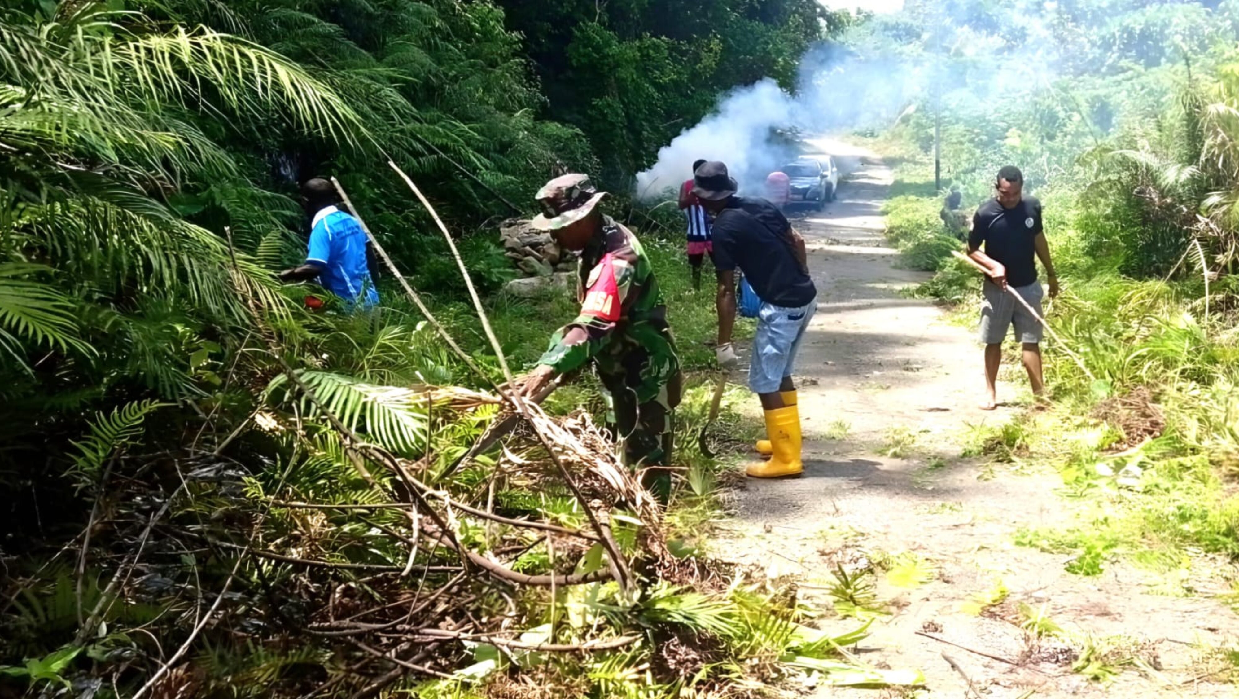 Peduli Kebersihan dan Pariwisata, Babinsa Bersama Warga Gelar Karya Bakti di Marsram