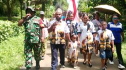 Dukung Pelestarian Adat Papua, Babinsa Dampingi Pengantaran Mas Kawin