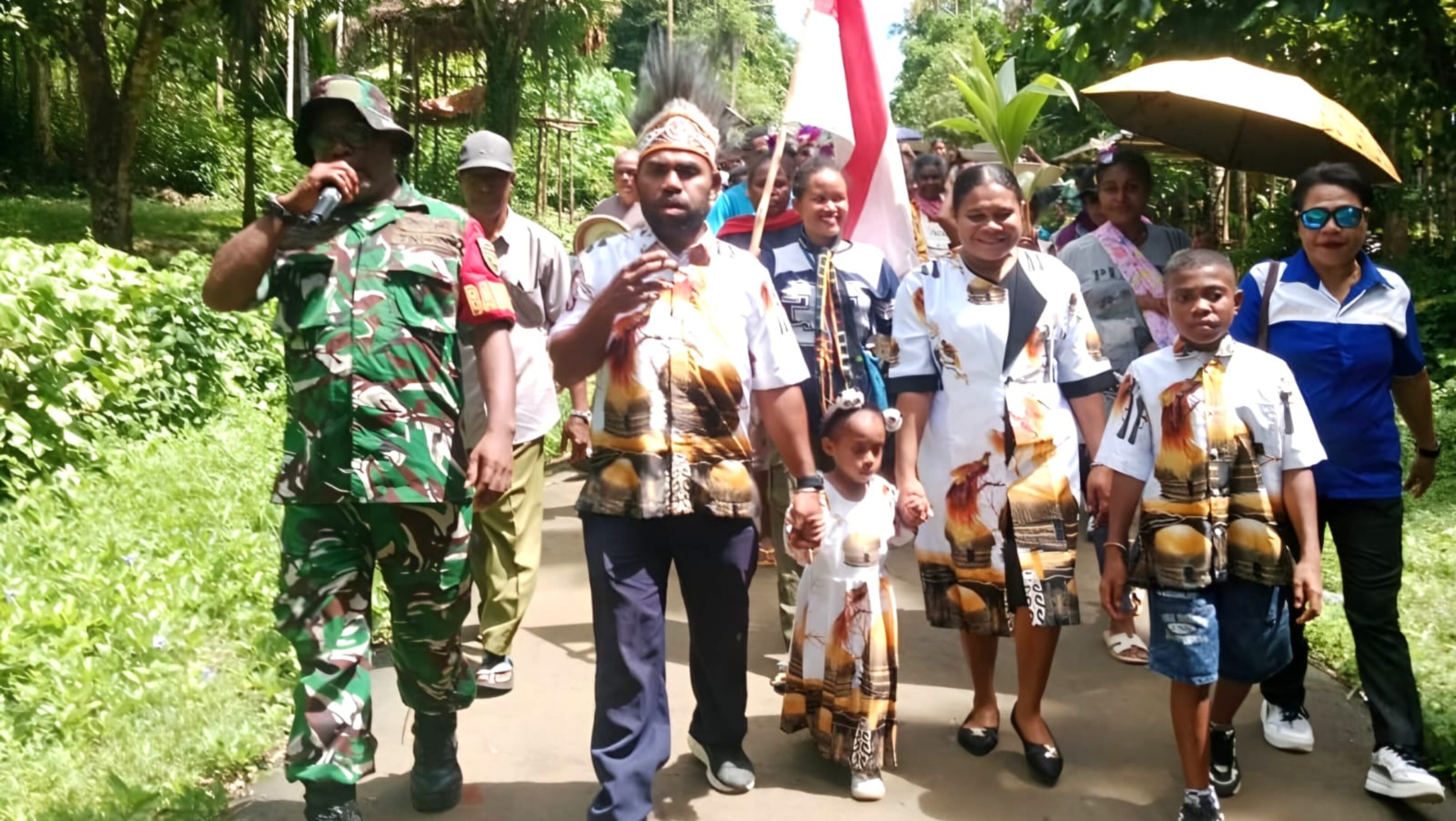 Dukung Pelestarian Adat Papua, Babinsa Dampingi Pengantaran Mas Kawin