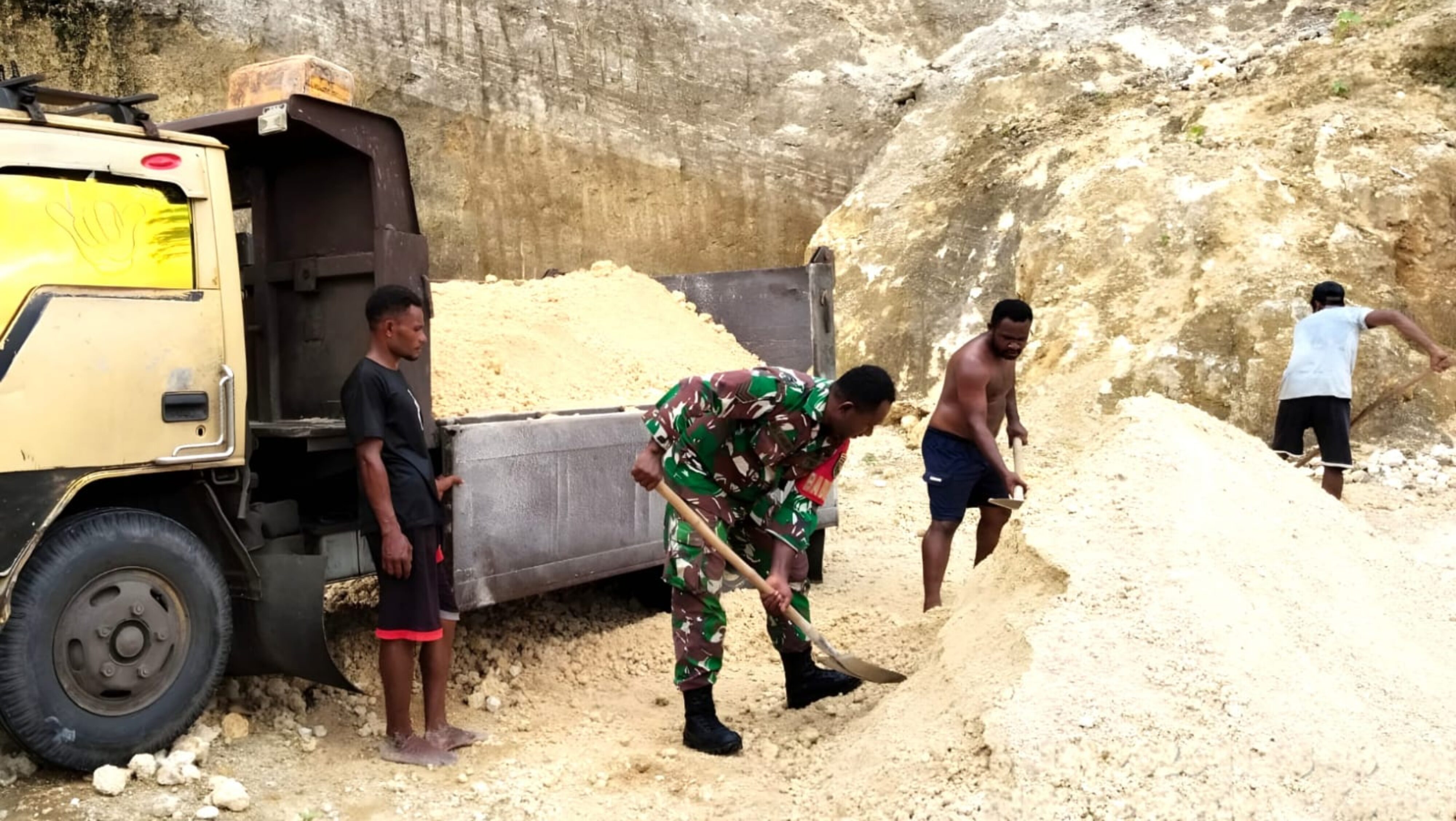 Wujud Kepedulian di Tengah Masyarakat, Babinsa Bantu Warga Muat Pasir ke Truk