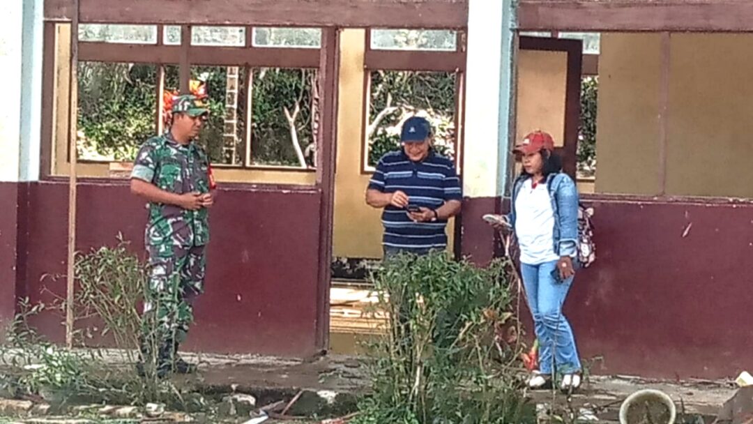 Babinsa Gotong-Royong Bersama Warga Rehab Gedung SMPN 1 Biak Barat