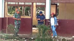 Babinsa Gotong-Royong Bersama Warga Rehab Gedung SMPN 1 Biak Barat