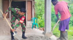 Hadir di Tengah Warga, Babinsa Bantu Aduk Campuran Semen untuk Plester Rumah