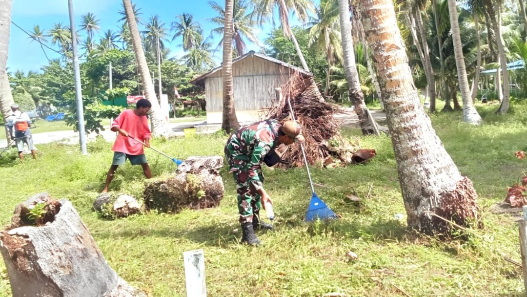 Peduli Rumah Ibadah, Babinsa Bersama Warga Bersihkan Gereja GKI Bethesda