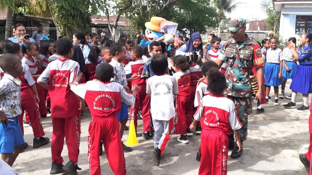 Isi Masa Pasca Ujian dengan Positif, Babinsa Anjangsana ke SD Inpres Saramom