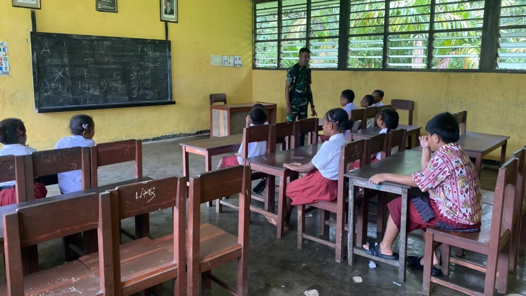 Tumbuhkan Semangat Nasionalisme, Babinsa Berikan Wawasan Kebangsaan kepada Siswa SD
